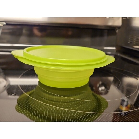 Tupperware 3 Cup Collapsible Green Dish 5452A With Lid - Picture 4 of 10